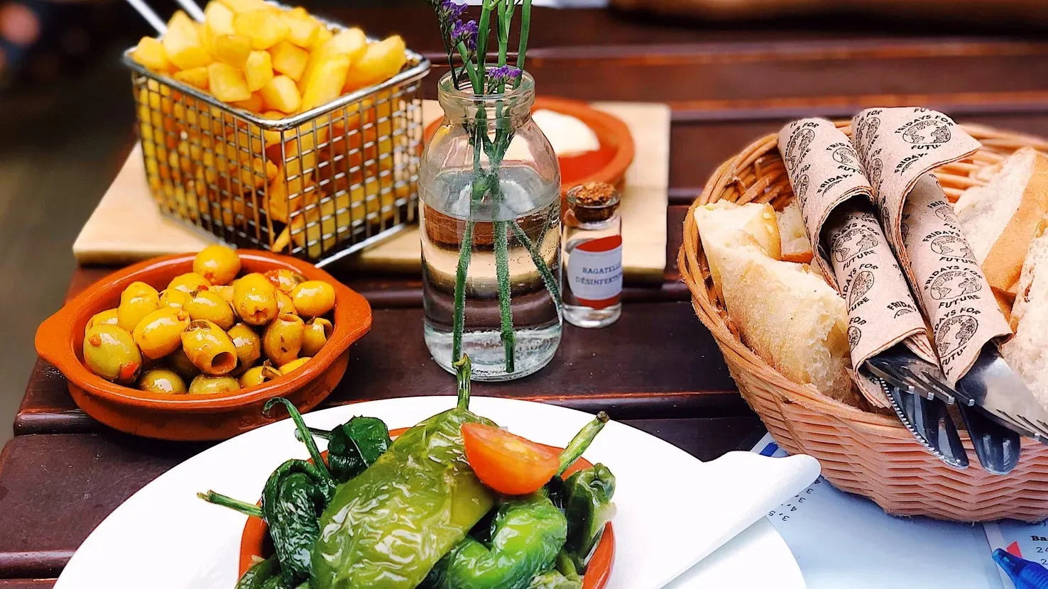 Eine Auswahl französischer Tapas und ein Aperol Spritz auf einem Tisch in der Bagatelle Südstadt