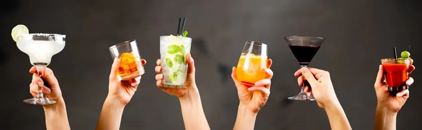 Eine Auswahl moderner antialkoholischer Getränke, darunter Sparkling Tea, Verjus und alkoholfreie Spirituosen