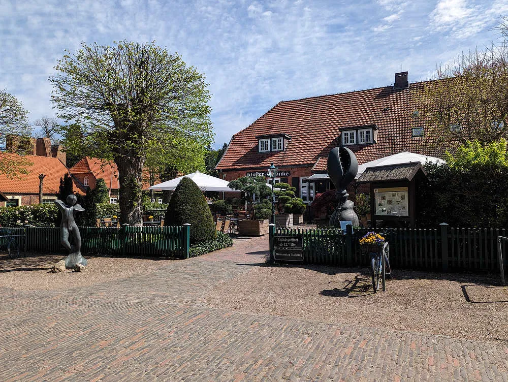 Eine Auswahl von Habanos Zigarren und passenden Getränken auf der Terrasse