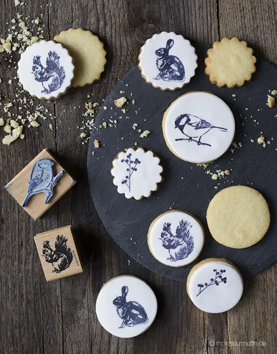 Eine Auswahl von Stempelkeksen mit verschiedenen Mustern, kunstvoll verziert und angerichtet