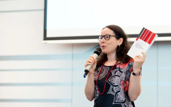 Eine Autorin präsentiert ein Buch zur Geschichte der Elementarpädagogik, ein wichtiger Beitrag zum Fachwissen