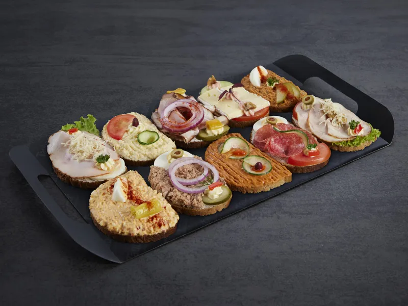 Eine Box mit zehn verschiedenen, appetitlich angerichteten Weißbrötchen.