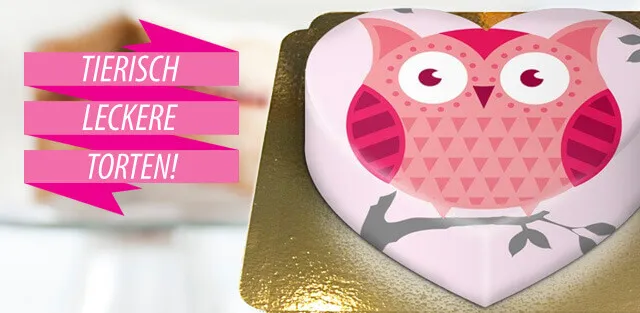 Eine bunte Geburtstagstorte für Kleinkinder, verziert mit beliebten Tierfiguren aus Zeichentrickfilmen.