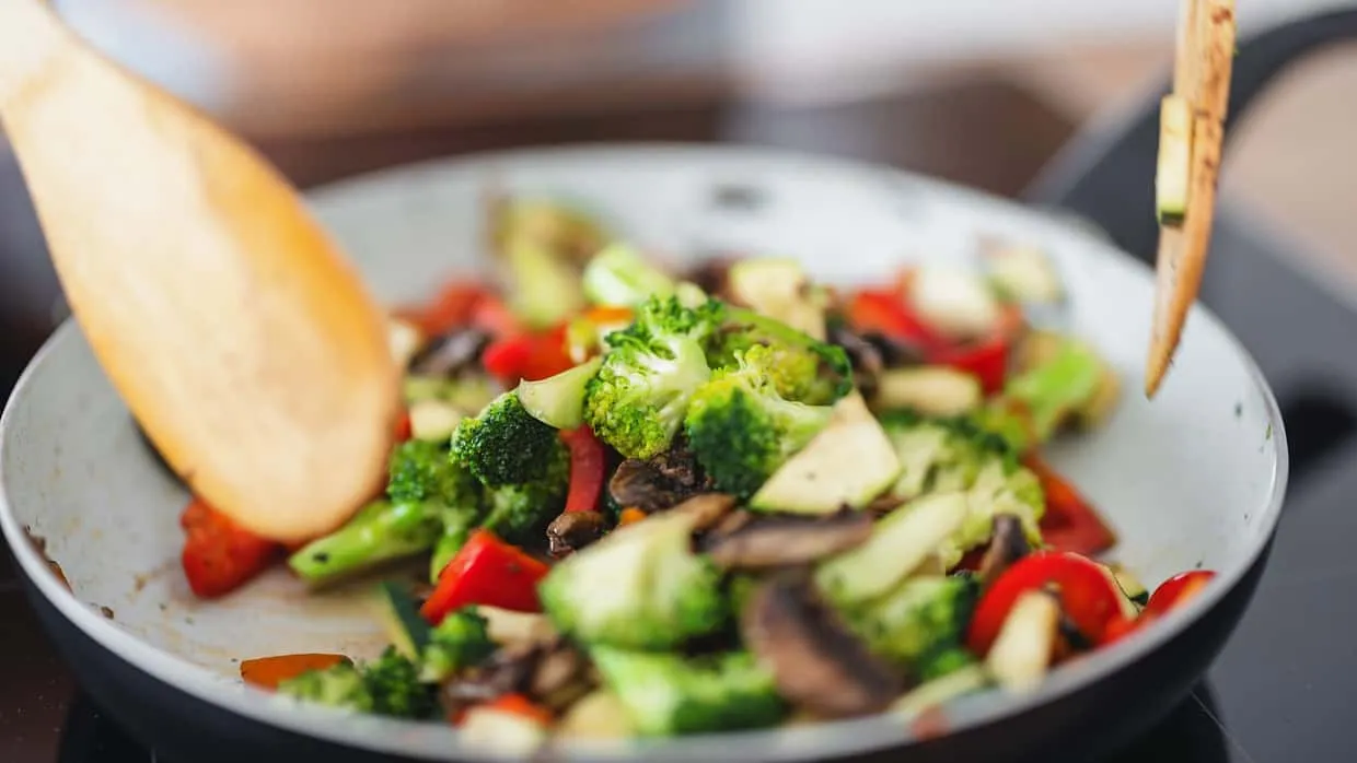 Eine bunte Gemüsepfanne mit Brokkoli und verschiedenen Gemüsesorten, ideal für ein leichtes Abendessen.