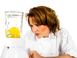 Eine chaotische Küchenschublade gefüllt mit verschiedenen, teils unnützen Küchengeräten und Utensilien