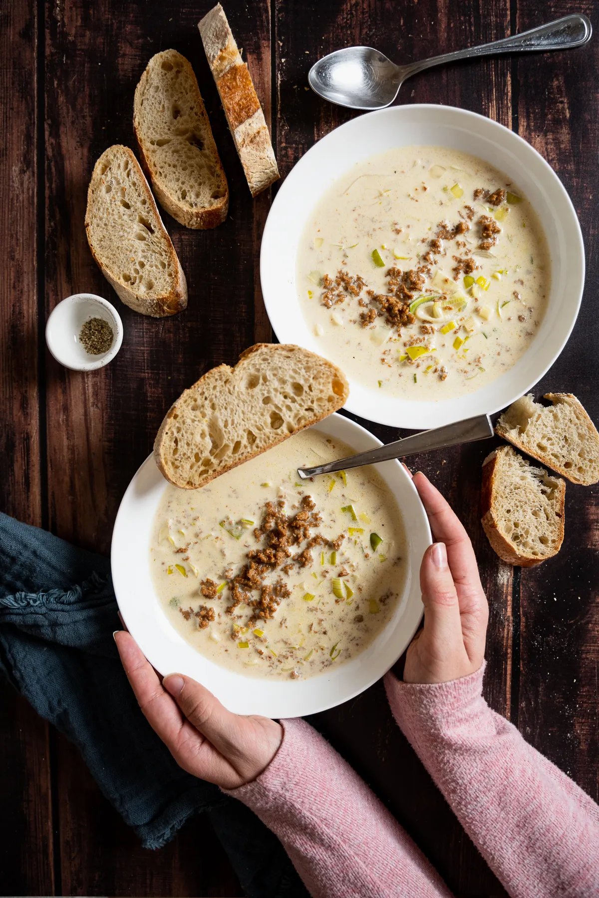 Eine dampfende Käse Lauch Suppe, frisch serviert in einer rustikalen Schale