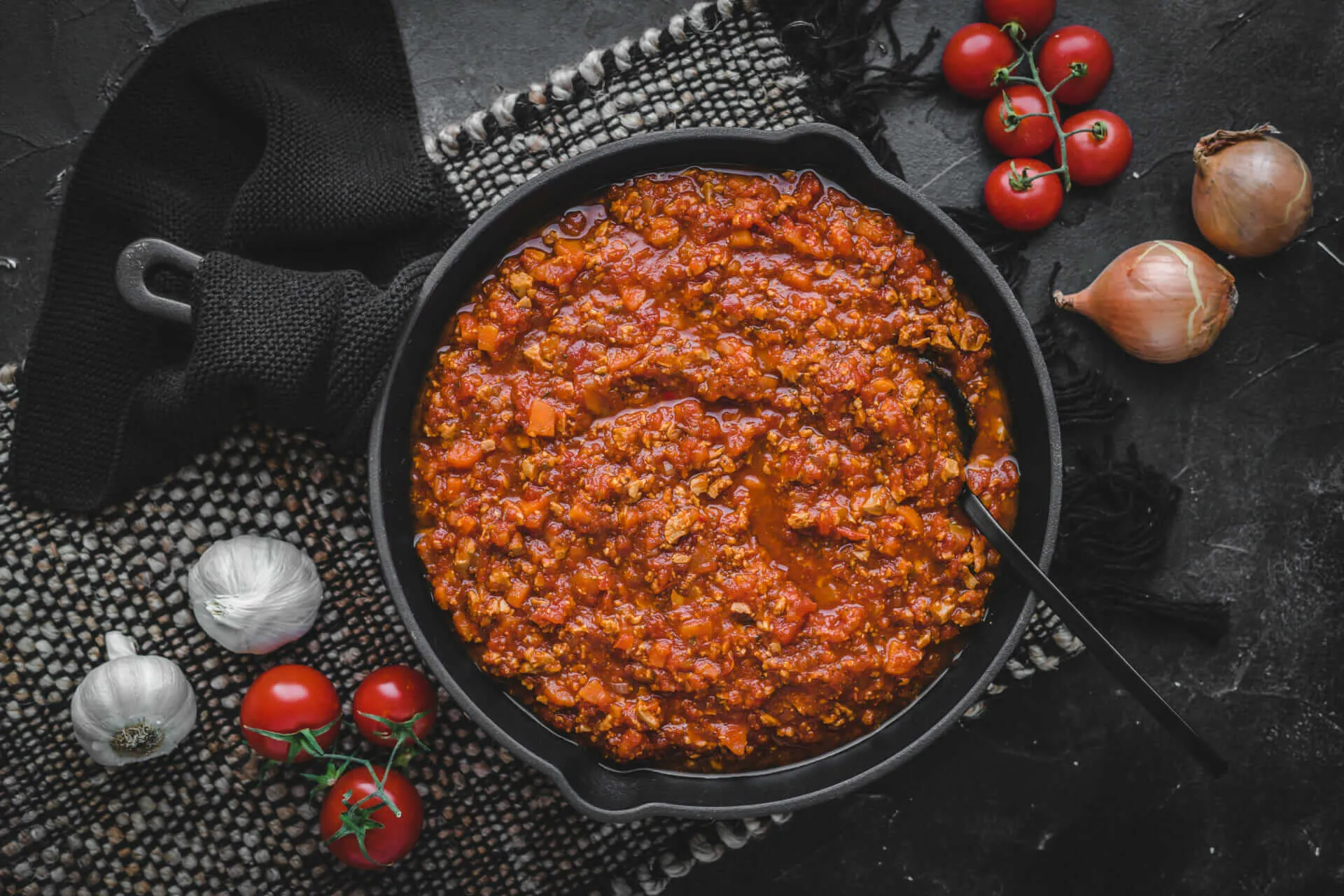 Eine dampfende Pfanne voller frisch zubereiteter vegetarischer Bolognesesoße