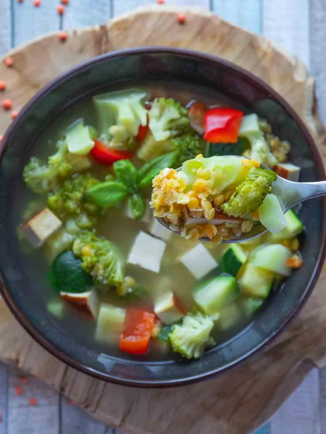 Eine dampfende Schüssel roter Linsen-Suppe, kalorienarm und wärmend