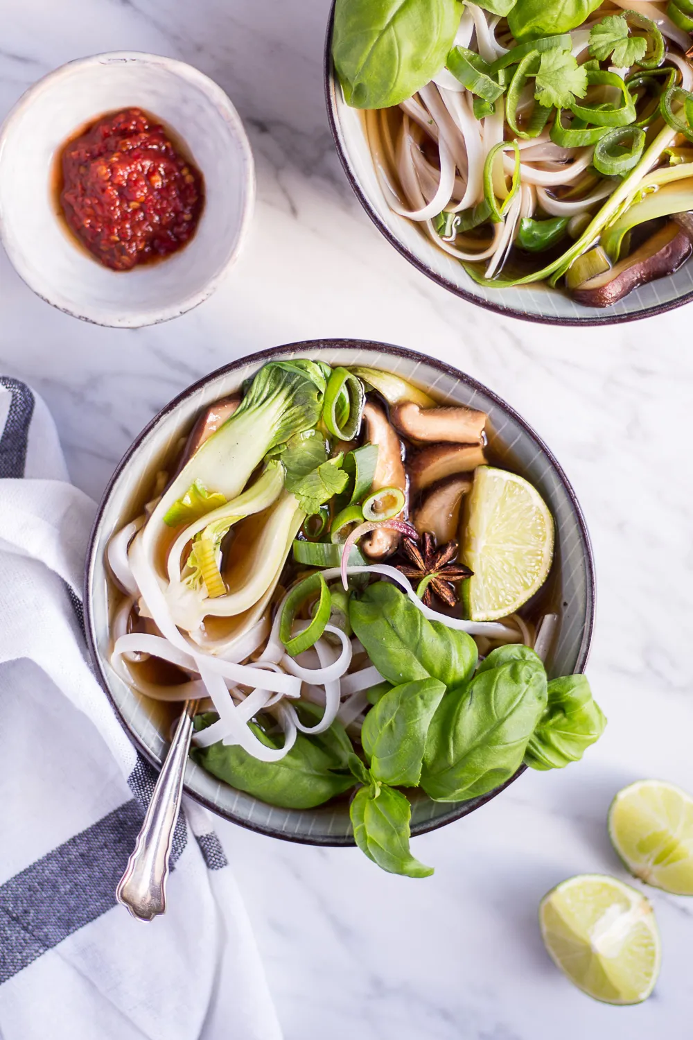 Eine dampfende Schüssel veganer Pho, reich an Gemüse und aromatischen Gewürzen