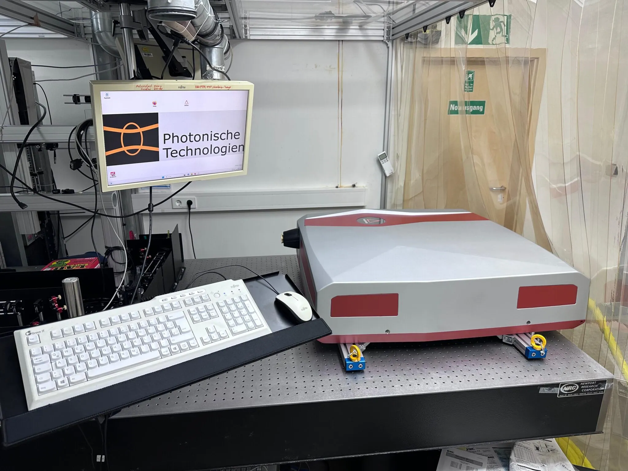 Eine Detailansicht eines modernen Femtosekundenlasers, dem Amplitude Tangor 300 IR, in einem Labor