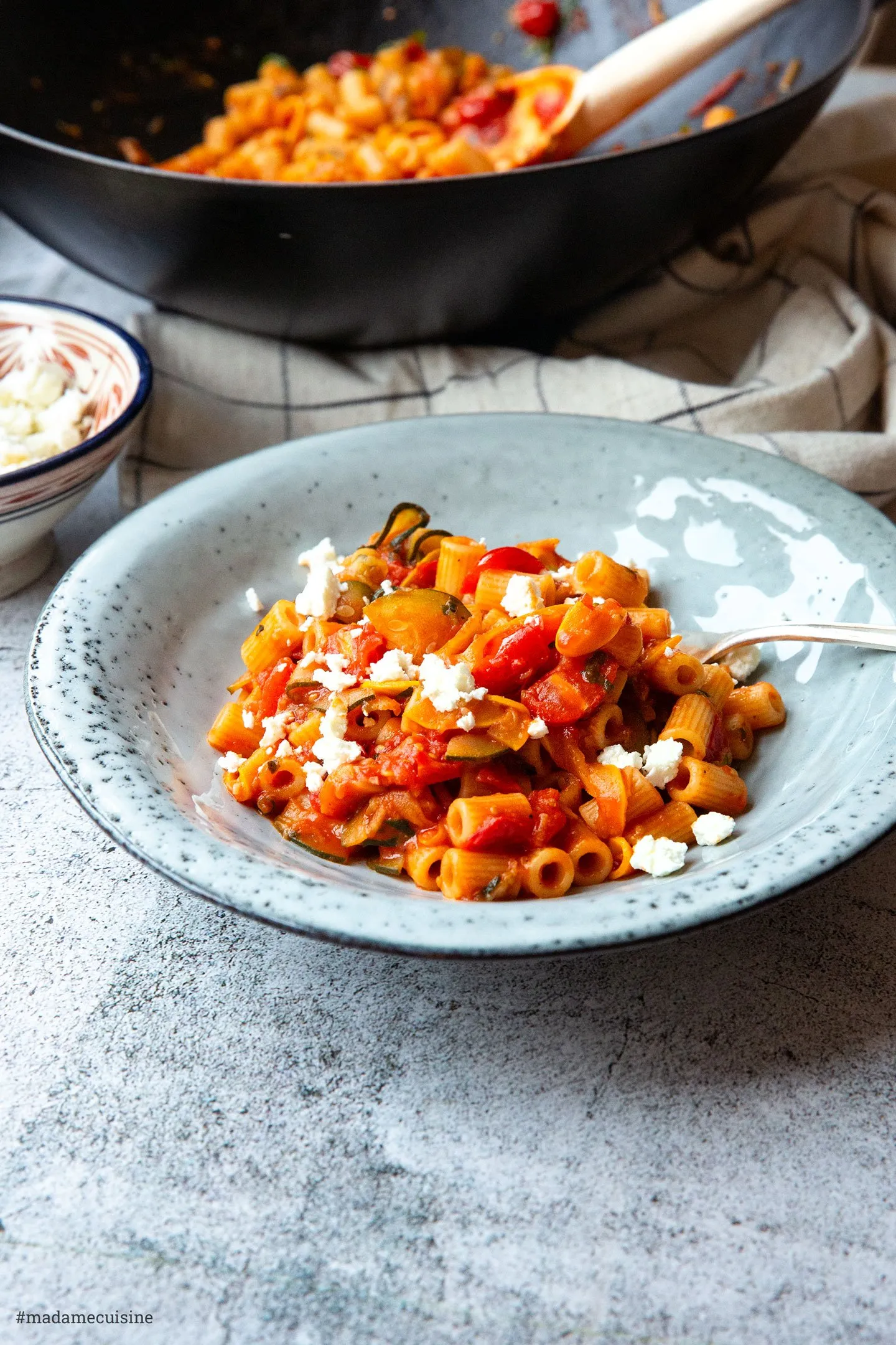 Eine Detailaufnahme einer einzelnen Gabel voll mit köstlicher Gemüse-Pasta, bereit zum Genuss
