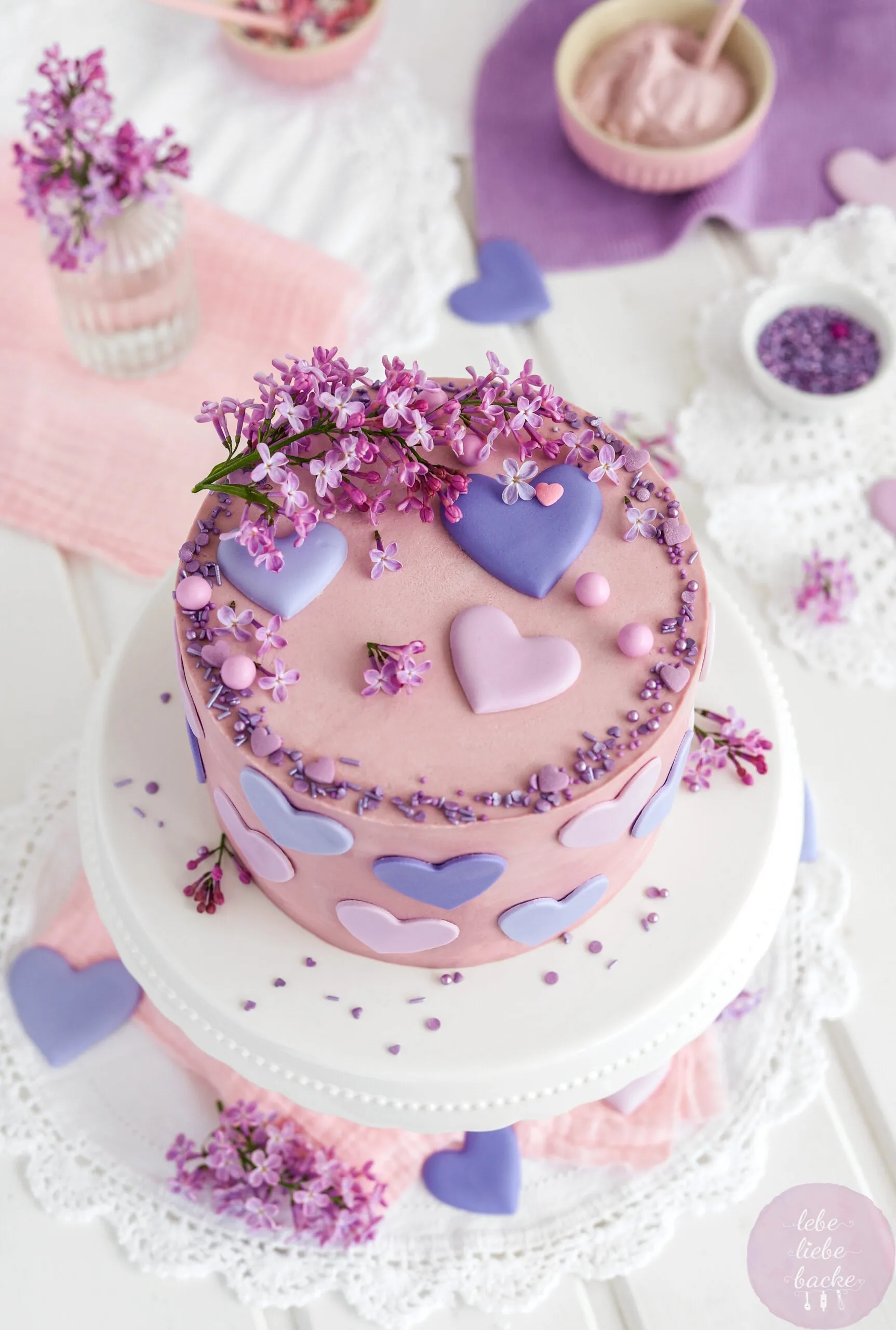 Eine detaillierte Ansicht der frisch zubereiteten Käse-Sahne-Torte von oben