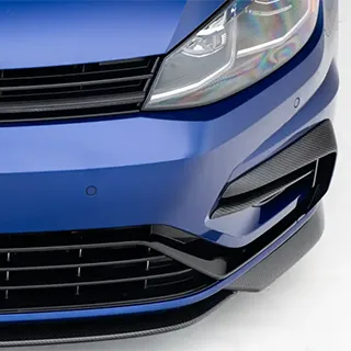 Eine detaillierte Ansicht eines eleganten Carbonf-Frontspoilers an einem sportlichen Fahrzeug