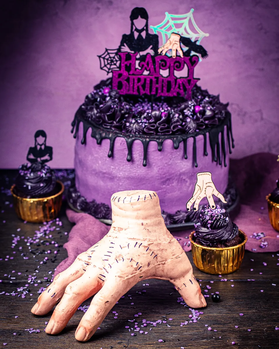 Eine detaillierte Nahaufnahme des "Eiskalten Händchens" als Tortendekoration