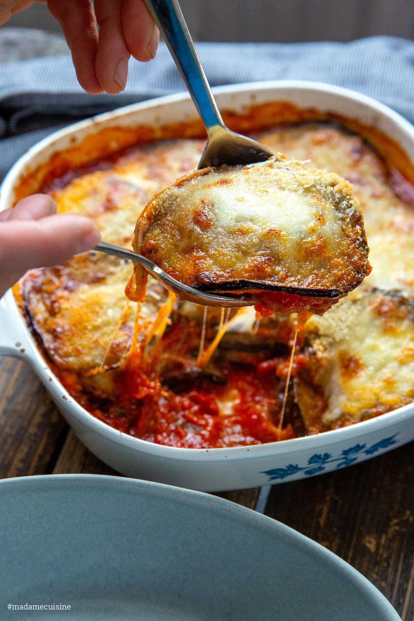 Eine einzelne Portion Parmigiana di Melanzane, servierfertig
