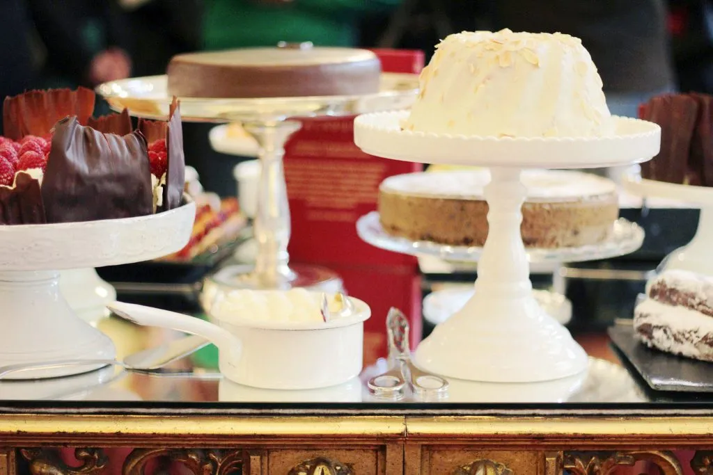 Eine exquisite Auswahl an Sacher Torten, Schnitten und Pralinen auf einem elegant gedeckten Tisch