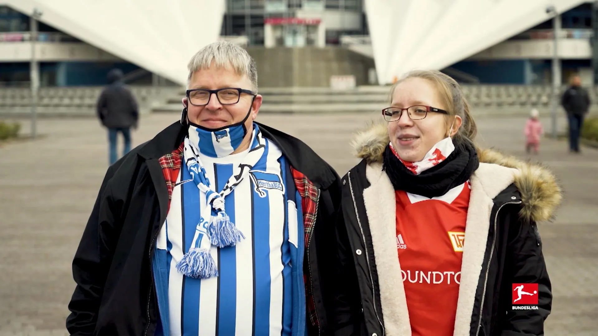 Eine Familie, die in ihren Fußballpräferenzen zwischen Hertha und Union Berlin gespalten ist