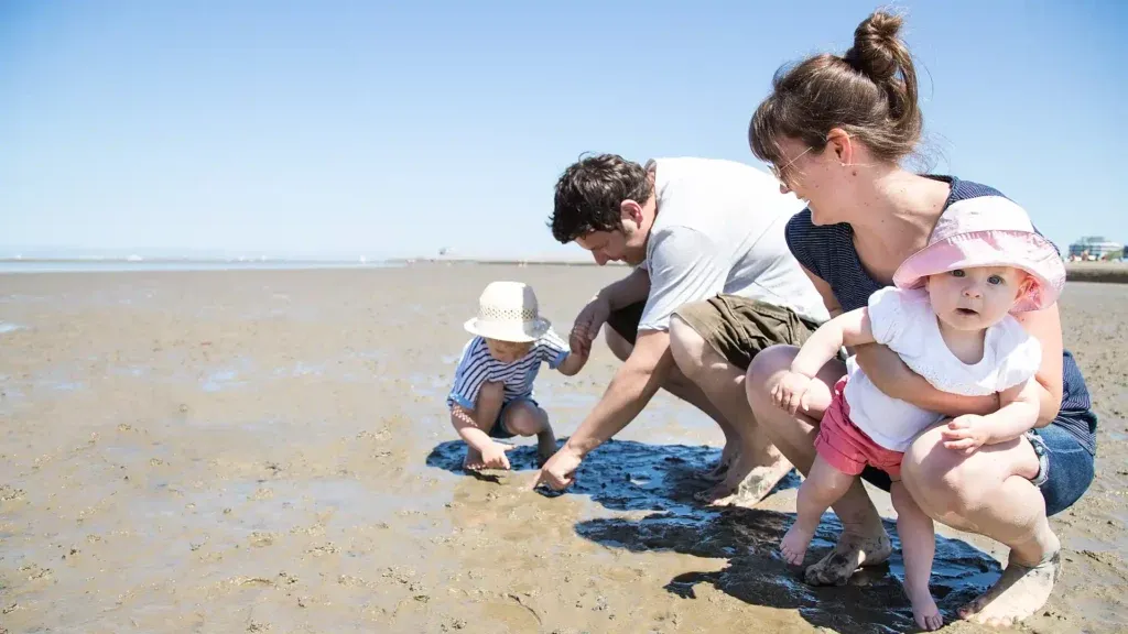 Eine Familie erkundet das Wattenmeer an der Nordseeküste bei Norddeich