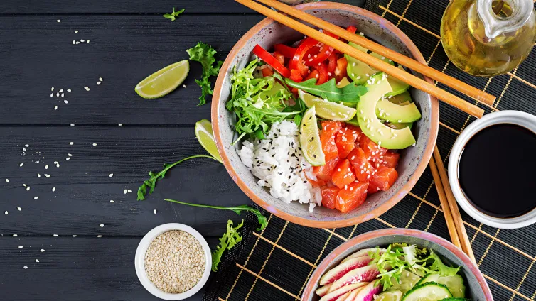 Eine farbenfrohe Poke Bowl mit verschiedenen frischen Toppings, ideal für eine gesunde Ernährung.