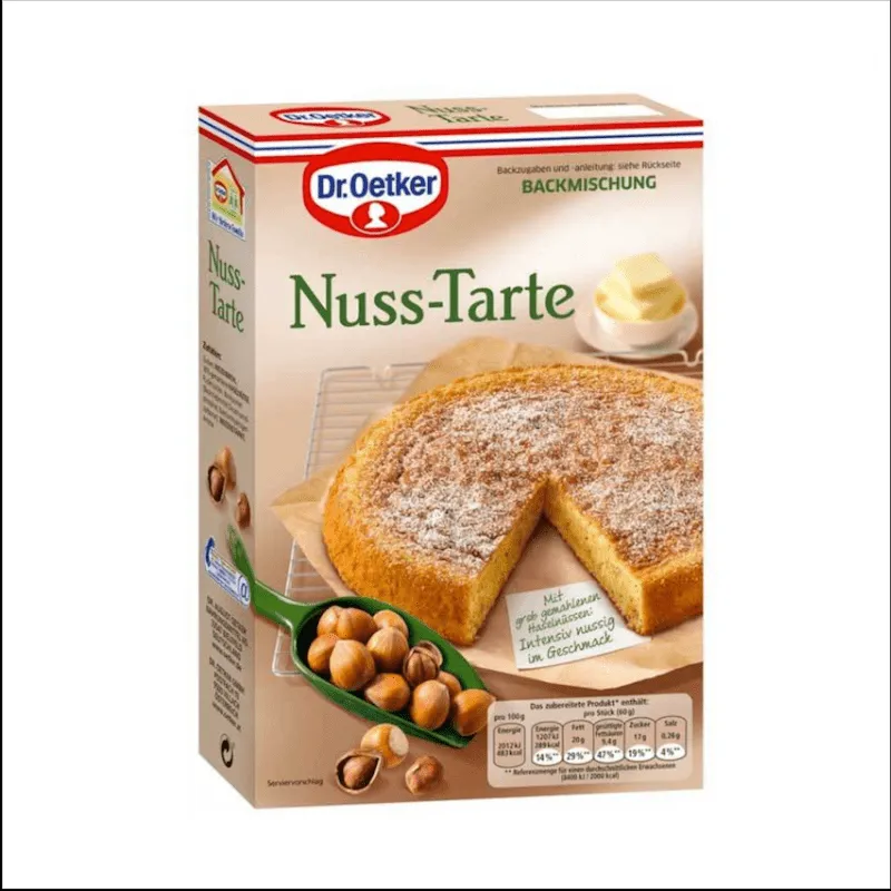 Eine fertige Dr. Oetker Nuss-Tarte, appetitlich angerichtet mit Puderzucker