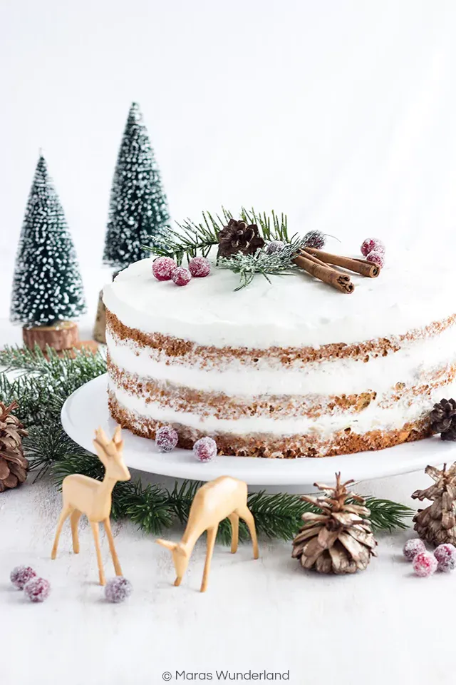 Eine festlich dekorierte, leichte Apfel-Weihnachtstorte mit drei Schichten Biskuit und Creme