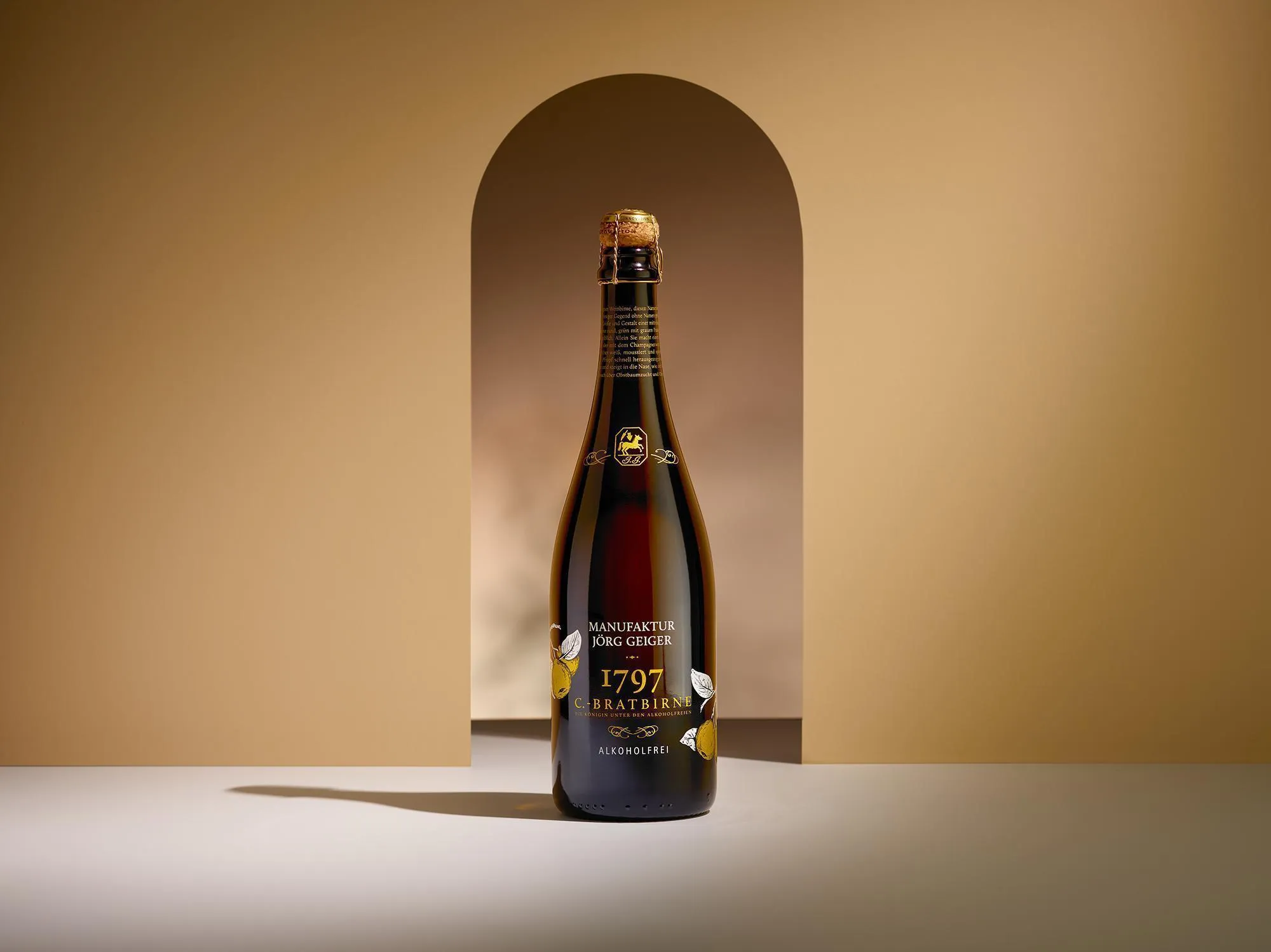 Eine Flasche Birnenschaumwein Alkoholfrei der Manufaktur Jörg Geiger, bereit zum Genuss