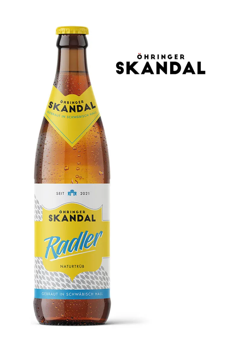 Eine Flasche des erfrischenden Radler "Oer Skandal" mit gelbem Etikett