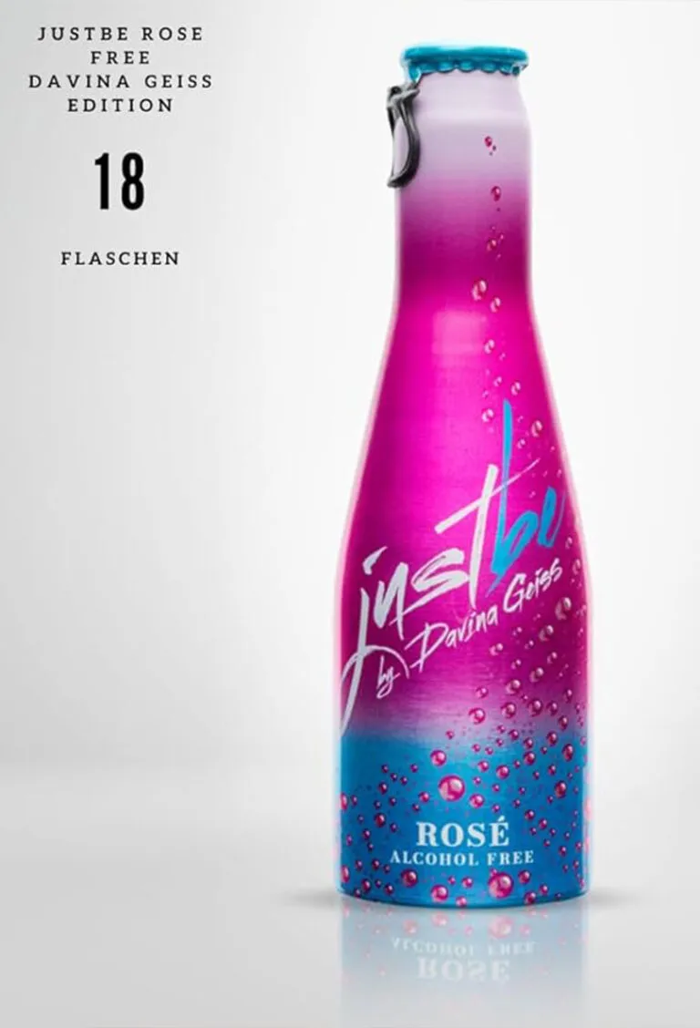 Eine Flasche des trendigen Getränks "Justberose" mit einer auffälligen Etikettierung
