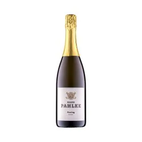 Eine Flasche Riesling Sekt brut mit elegantem Etikett
