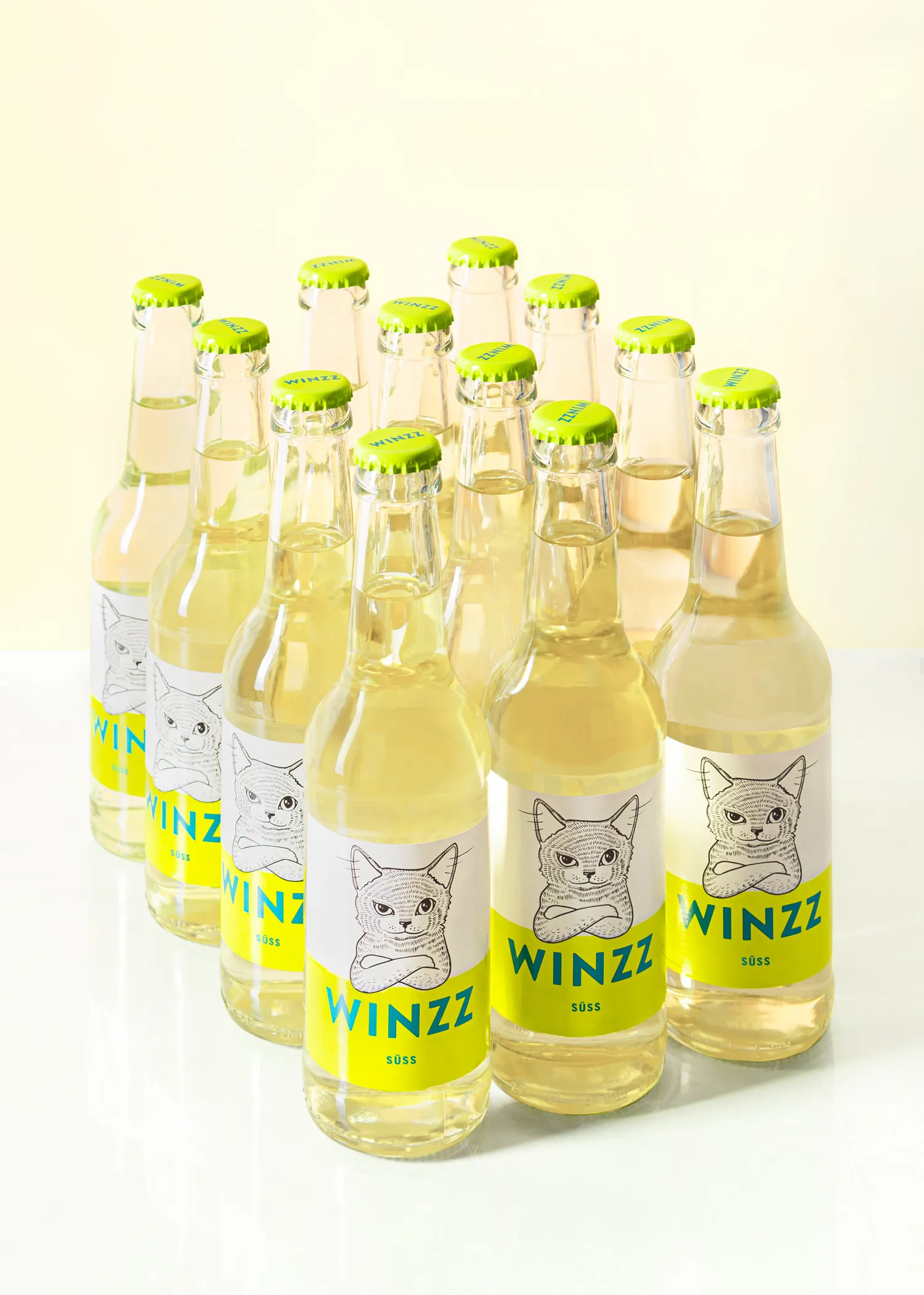 Eine Flasche WINZZ süß, einem aromatisierten Weincocktail, erfrischend präsentiert