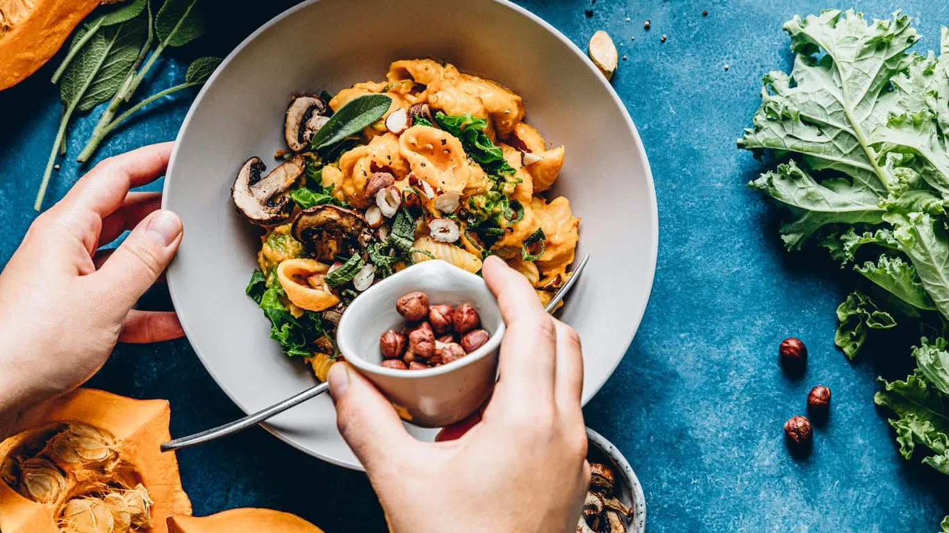 Eine Frau bereitet ein Mittagessen zu und vermeidet dabei bestimmte Lebensmittel.