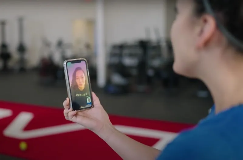 Eine Frau macht einen FaceTime-Anruf mit ihrem Online-Personal Trainer von Future.