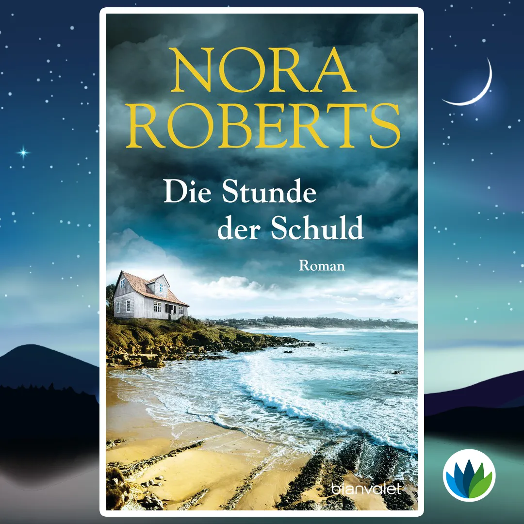 Eine Frau mit einer Kamera steht vor einem Haus an der Küste und blickt besorgt.