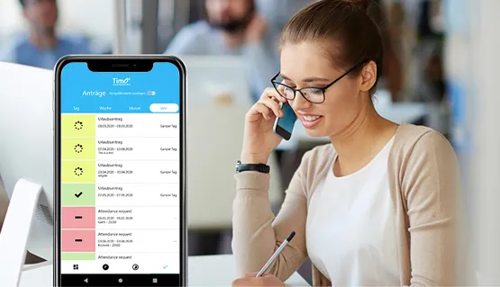 Eine Frau nutzt eine Urlaubsplaner-App auf ihrem Smartphone