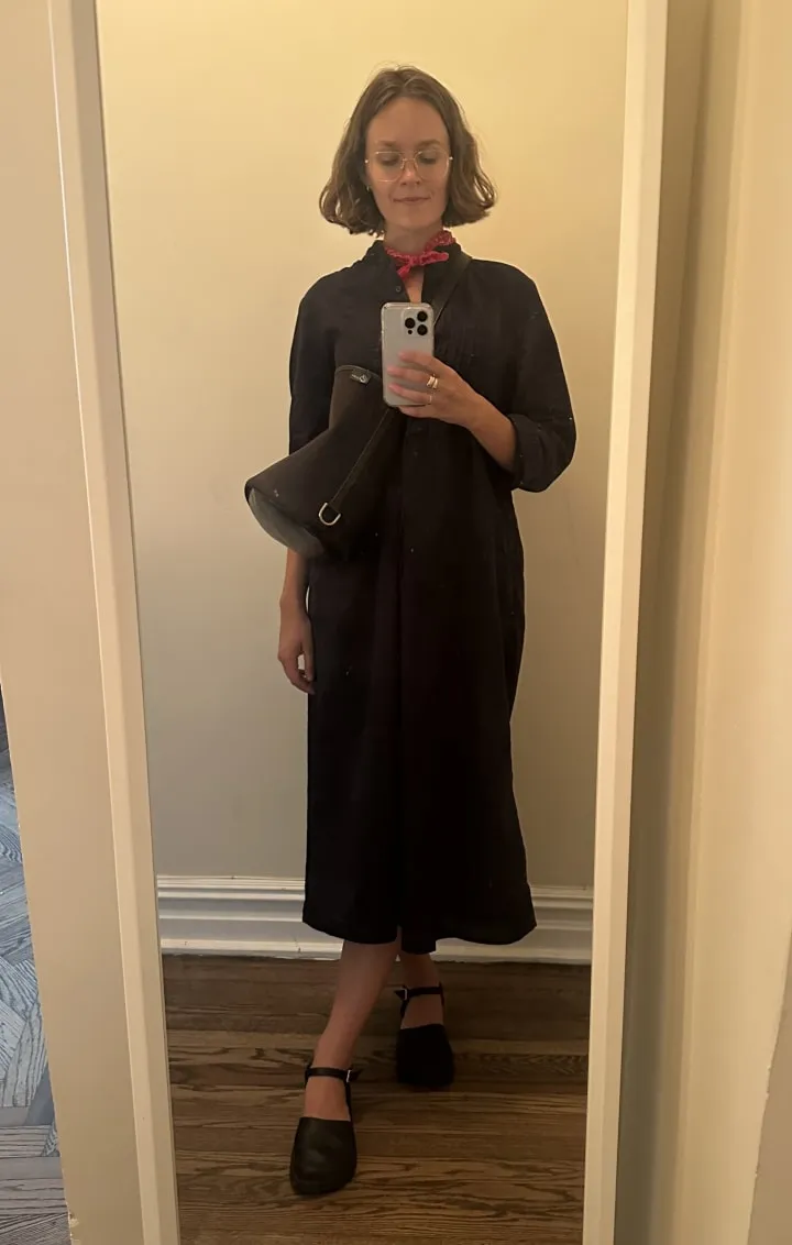 Eine Frau trägt einen eleganten, weiten Rock und ein Oberteil im typischen Muji-Stil.