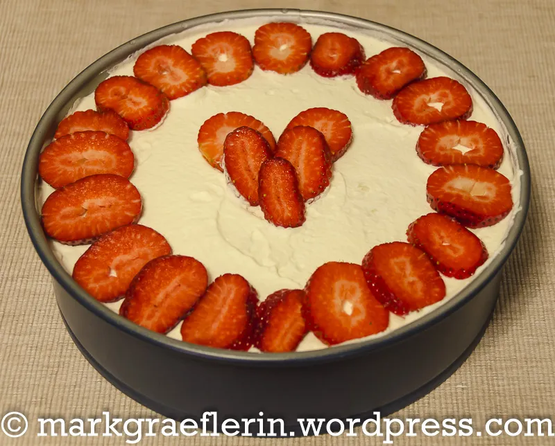 Eine frisch gebackene Erdbeer-Sahne-Torte, bereit zum Genießen