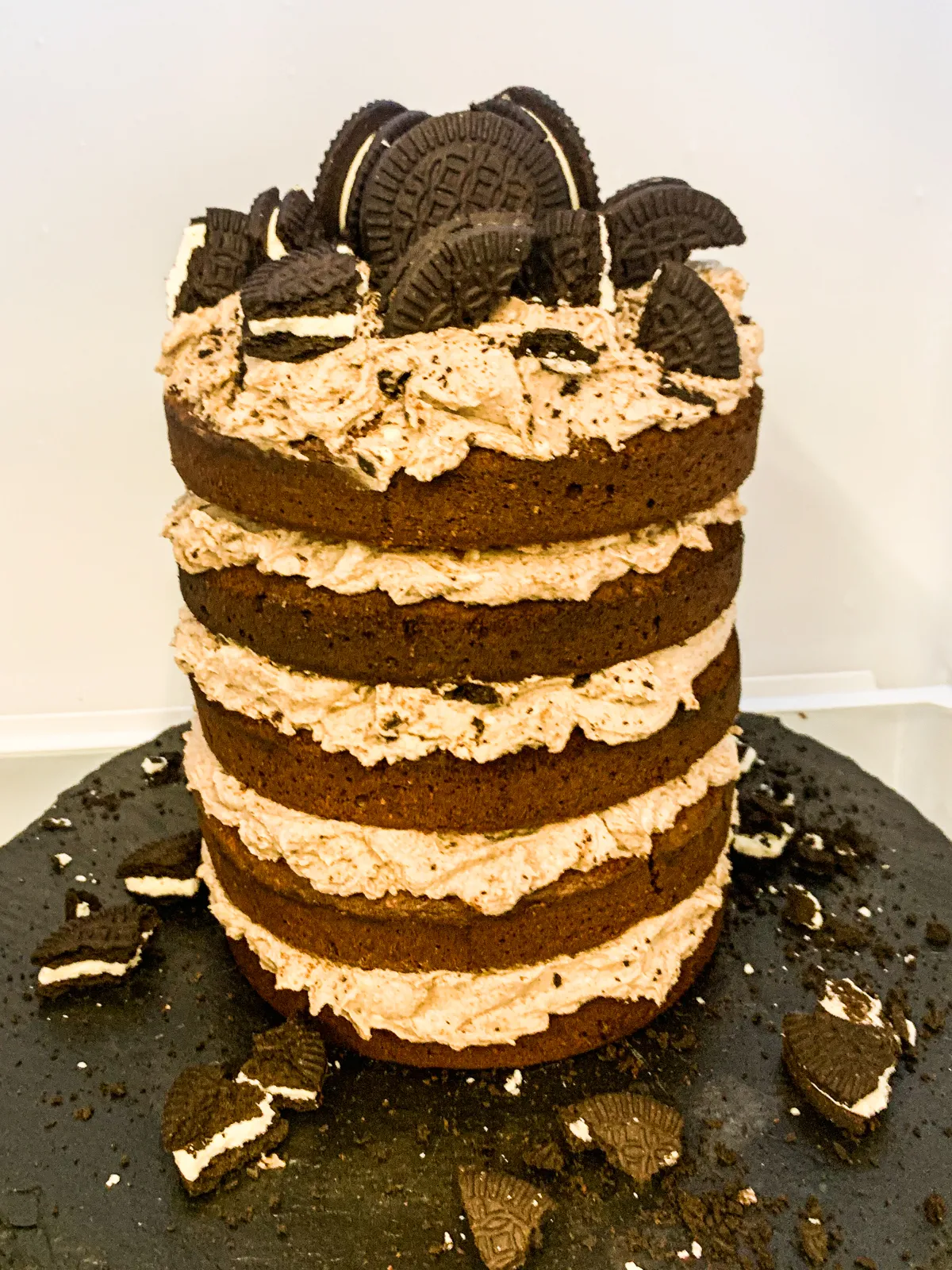 Eine frisch gebackene Torte kühlt auf einem Gitter ab und wartet darauf, dekoriert zu werden