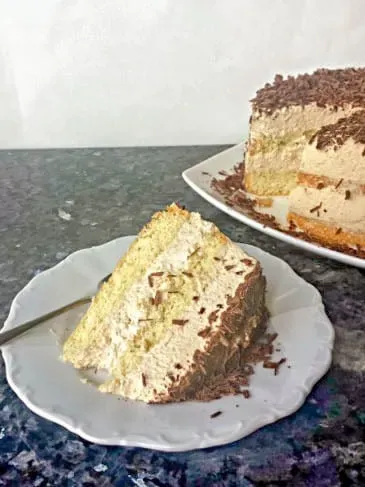 Eine frisch gebackene Torte mit einer lockeren Sahnefüllung und Schokostückchen