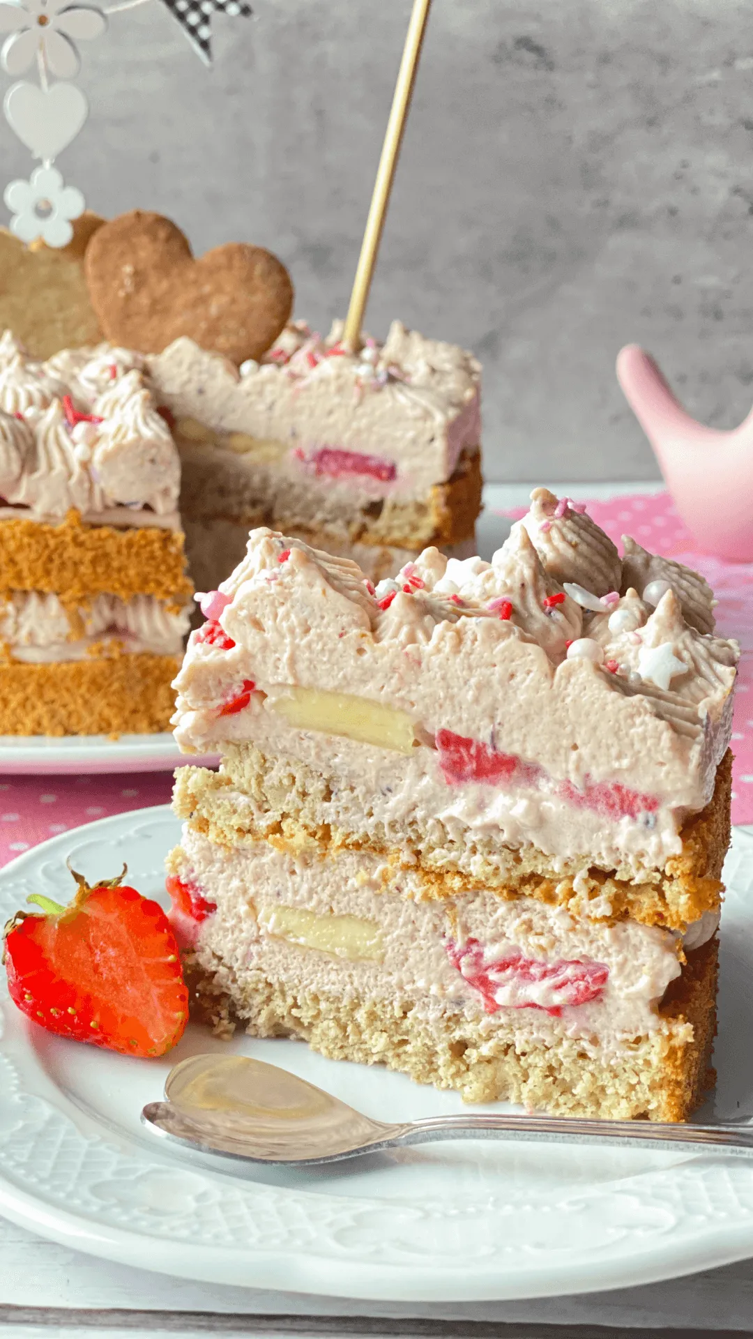 Eine frisch zubereitete Geburtstagstorte ohne Zucker mit Bananen und Erdbeeren als Dekoration