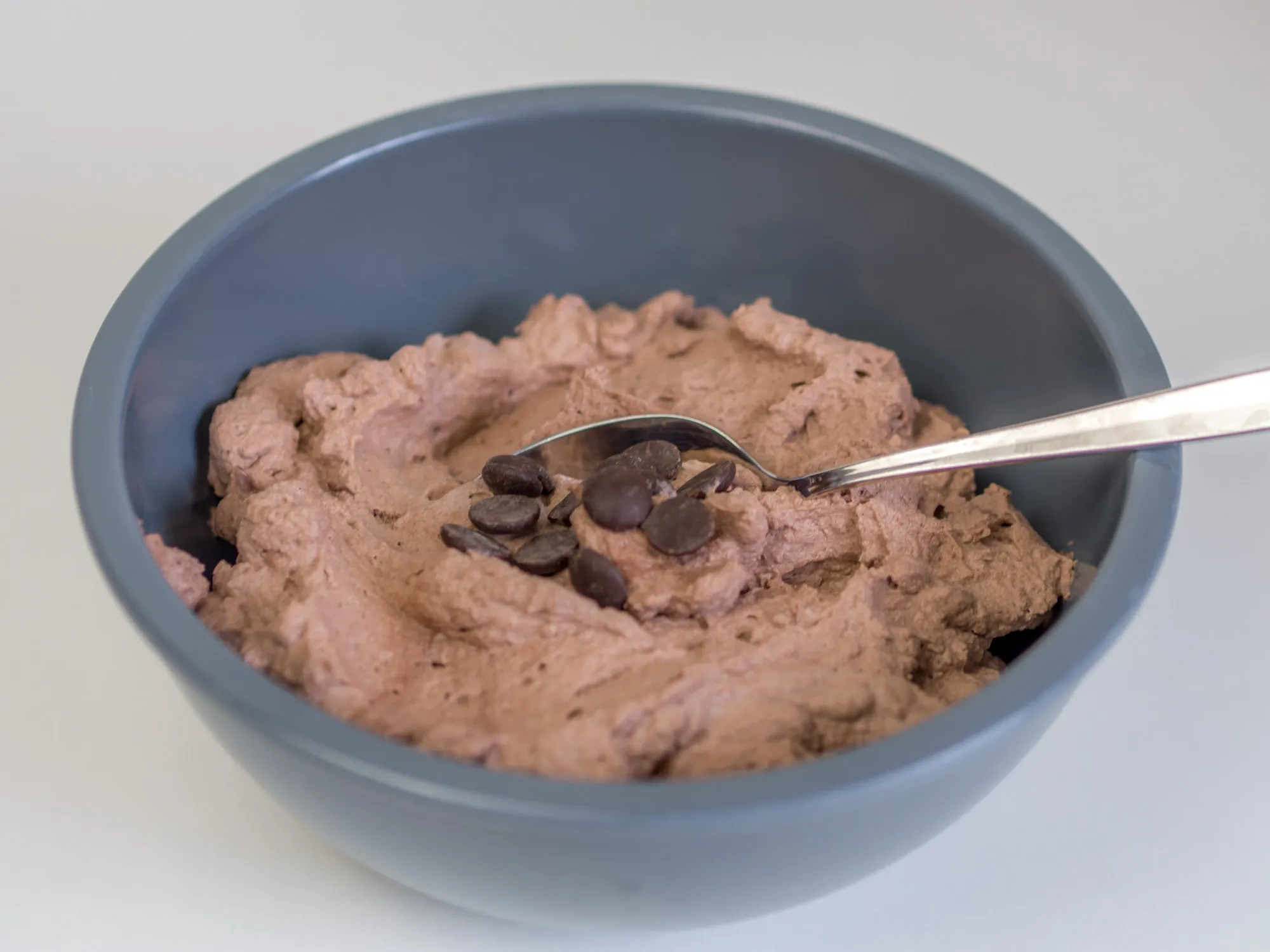 Eine frisch zubereitete, luftige Schokosahne-Creme, bereit zum Füllen einer Torte