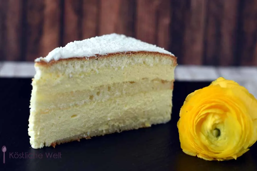 Eine frisch zubereitete Zitronen-Quark-Sahne-Torte, fertig zum Servieren