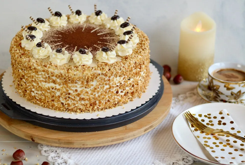 Eine ganze Cappuccino-Haselnuss-Sahnetorte im Querformat, perfekt für festliche Anlässe