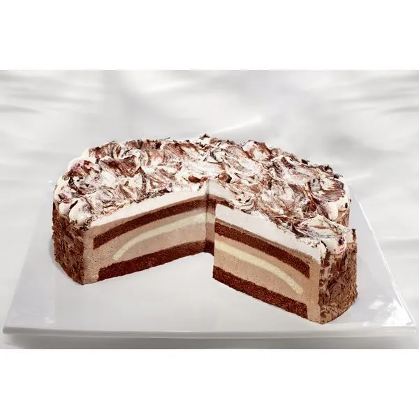 Eine ganze Schoko-Sahnetorte mit Schokoladenüberzug und Sahnedekoration, bereit zum Servieren