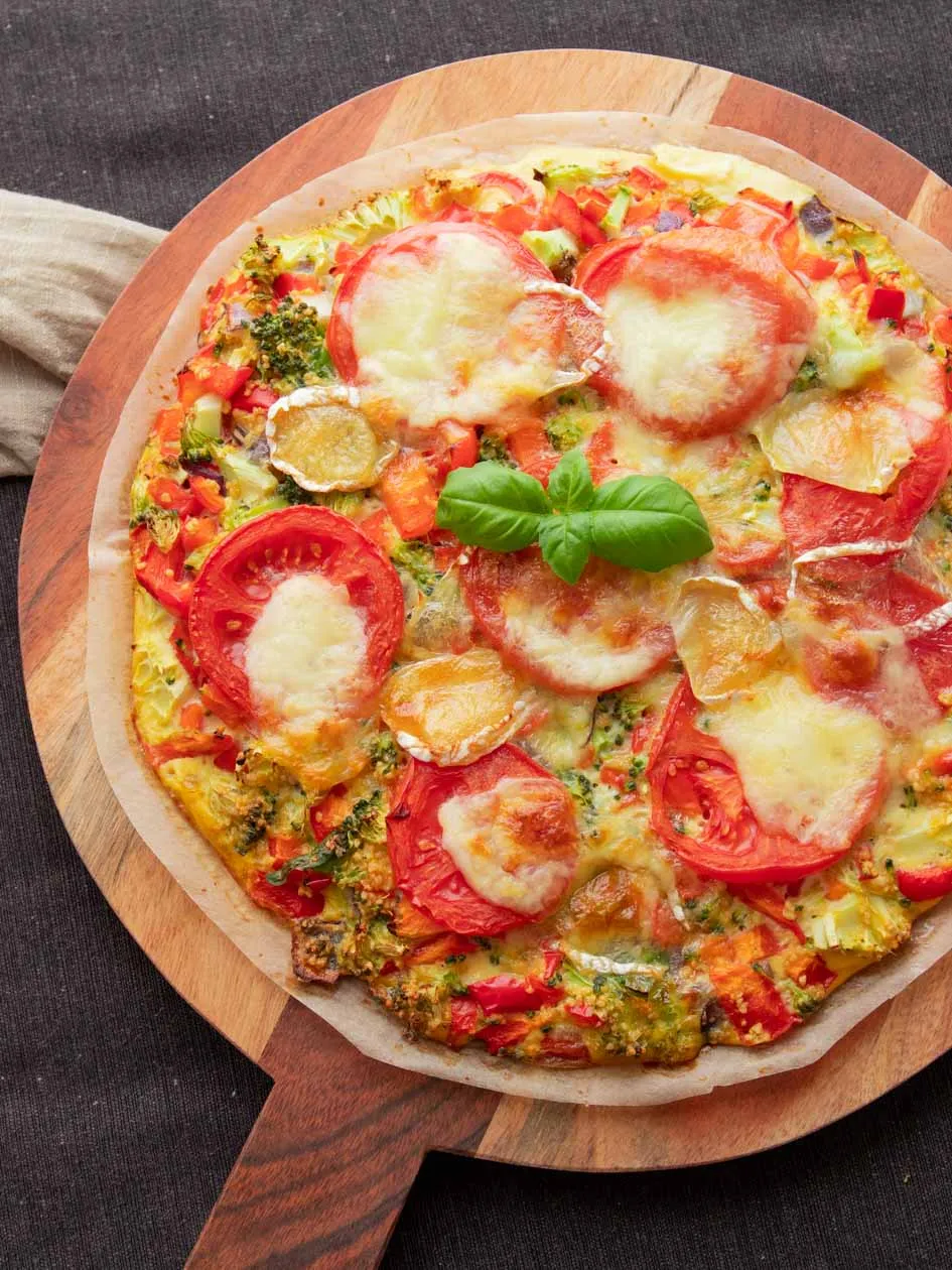 Eine gesunde Pizza mit Brokkoli, reich belegt mit frischen Zutaten