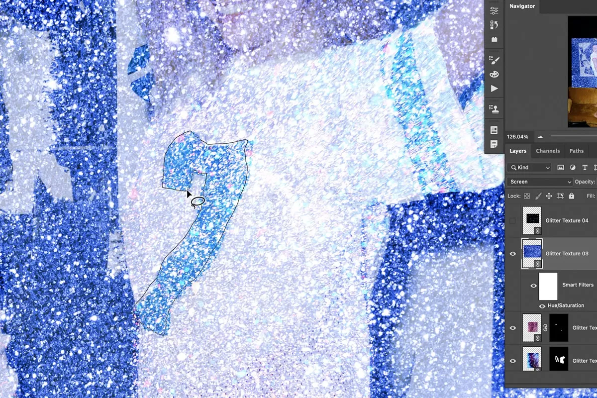 Eine Glitzertextur in Photoshop, deren Farbe mit einer Farbton/Sättigung-Einstellungsebene an die blaue Kleidung des Motivs angepasst wird