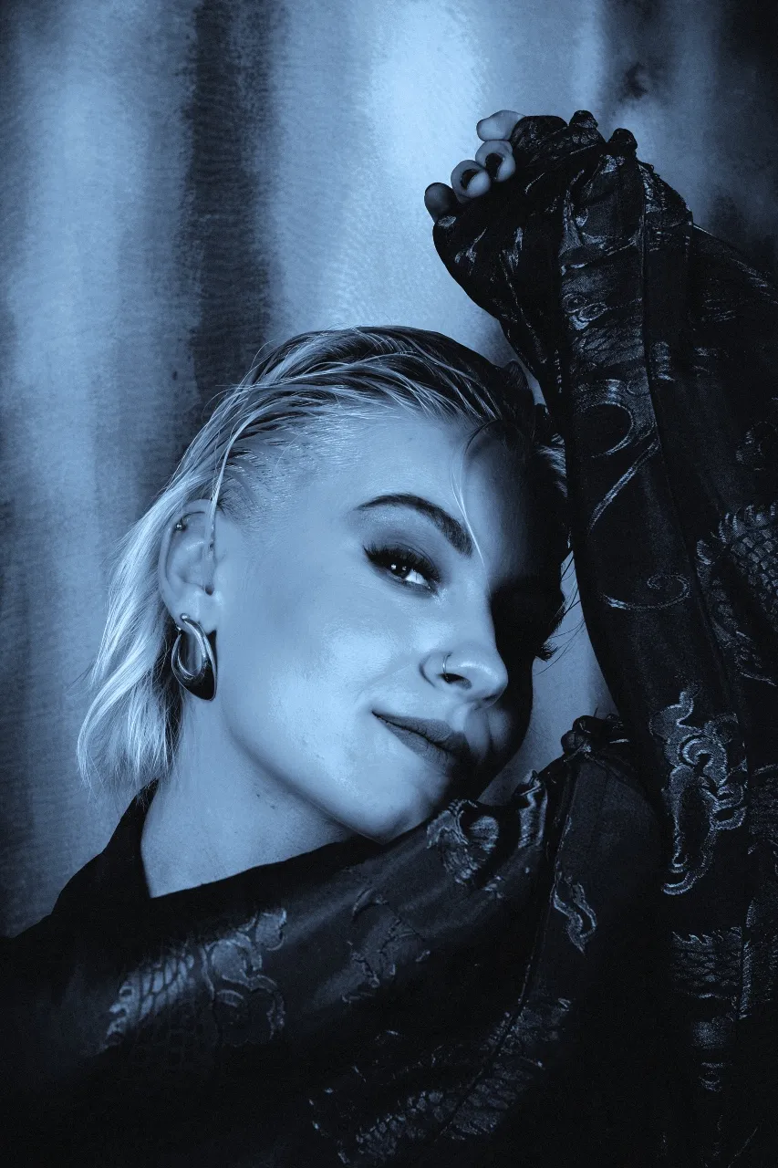 Eine glückliche Katze schläft auf einer weichen Plattform eines großen Deckenspanner Kratzbaums.