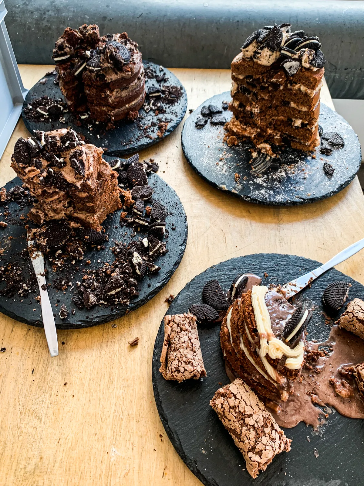 Eine große Auswahl an angeschnittenen Torten, bereit zum Verzehr nach dem Dreh einer Backshow