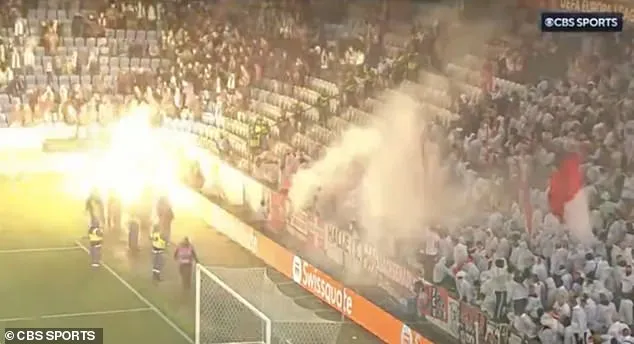 Eine große Feuerwerksrakete explodierte inmitten von Fans und Sicherheitspersonal während des Europa-League-Spiels Malmö FF gegen Union Berlin, als Chaos ausbrach.