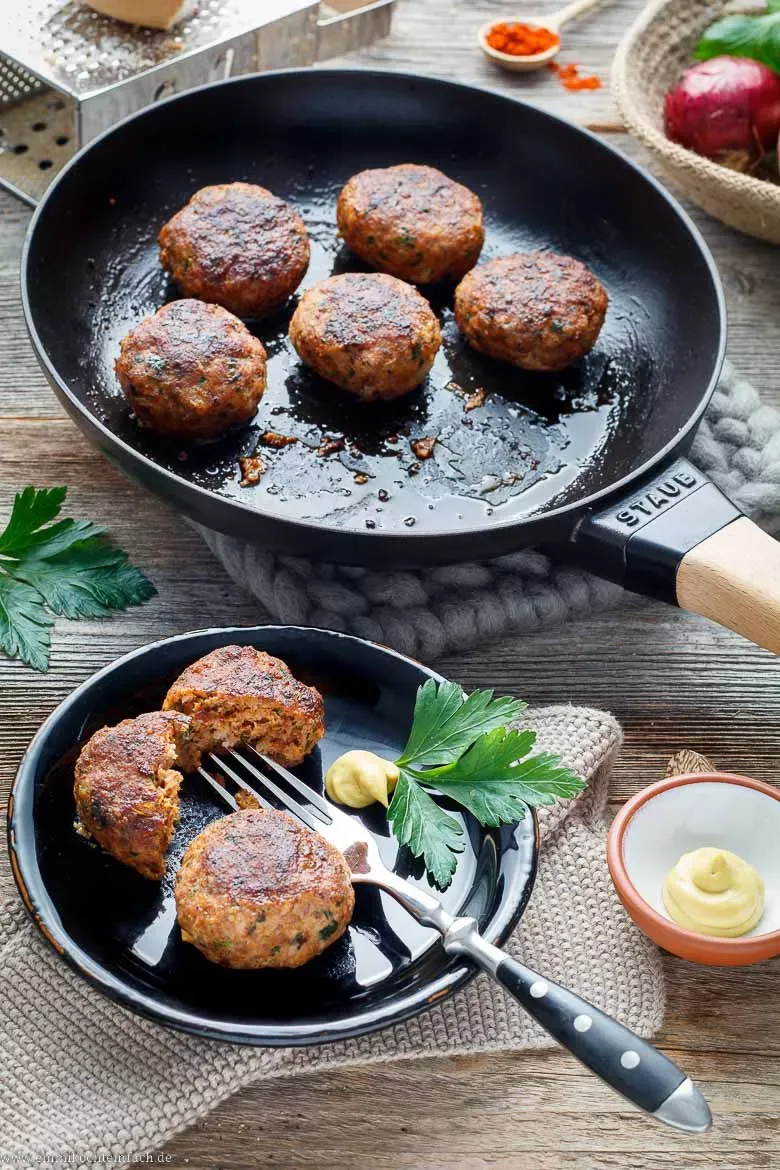 Eine große Pfanne mit Antihaftbeschichtung zum Braten von Buletten