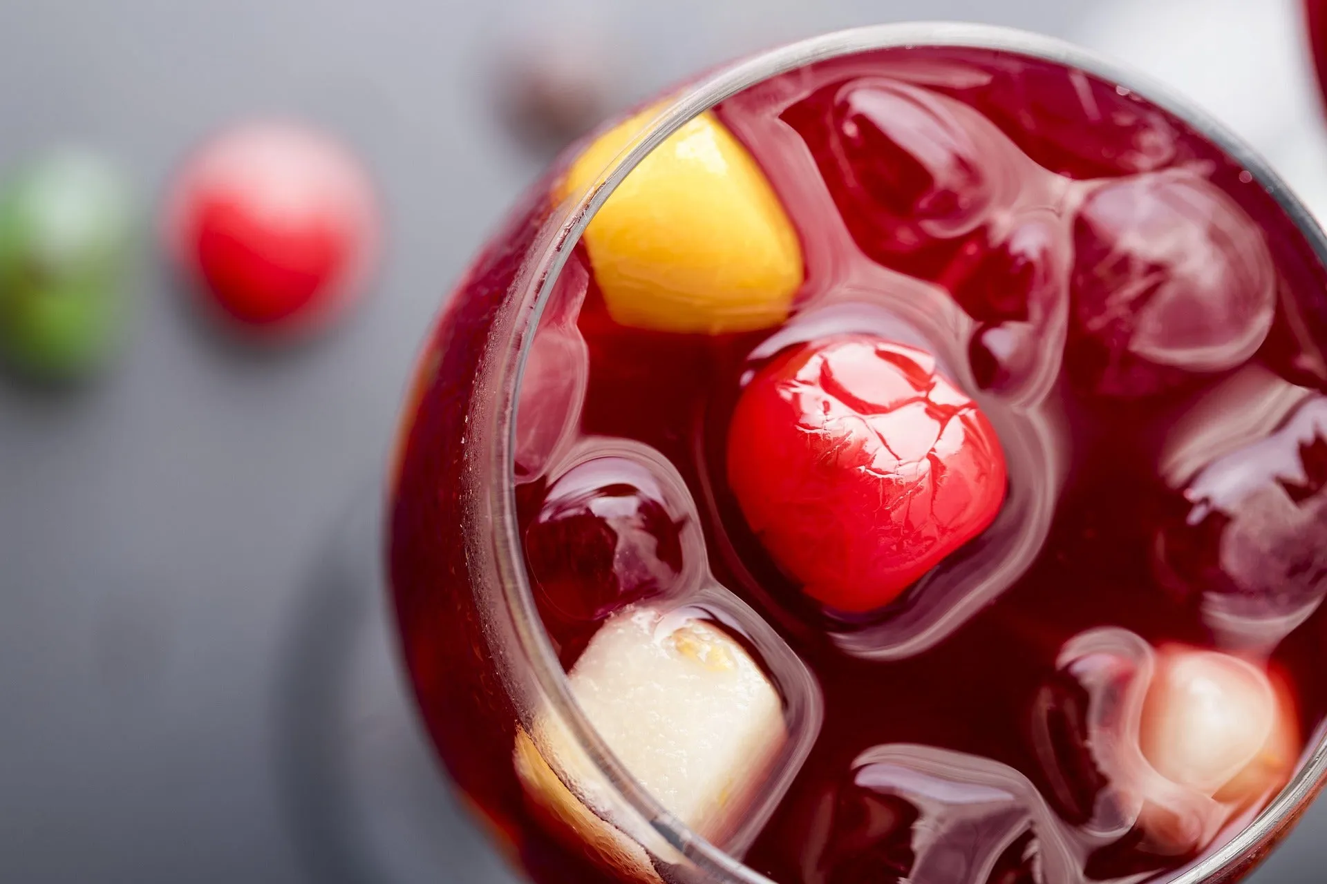 Eine große Schale mit Sangria, gefüllt mit Früchten und Eiswürfeln